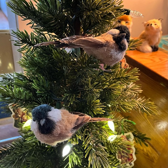 Pair of clip on chickadees Christmas winter - Picture 2 of 5